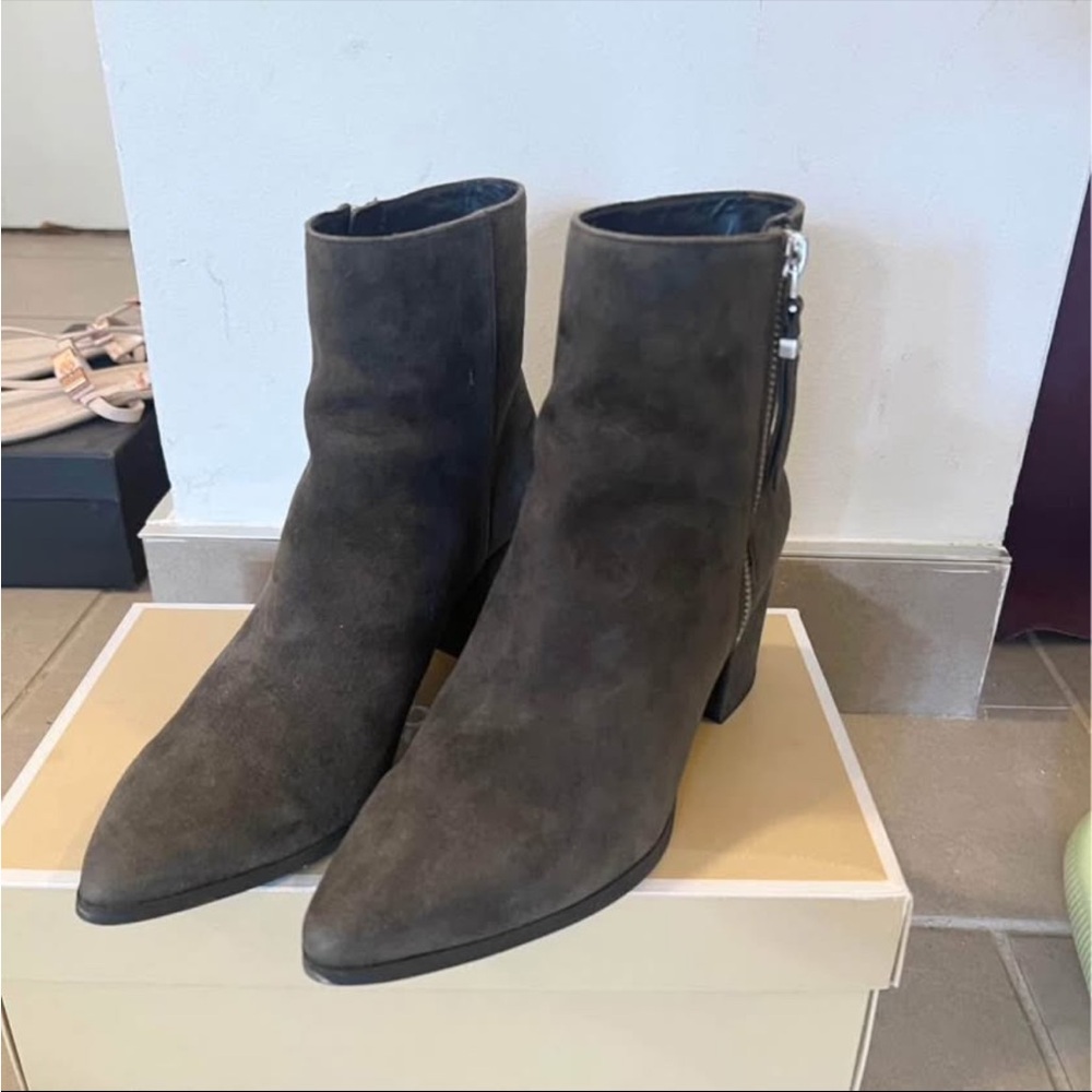 Michael Kors Chelsea Suede Leather Block Heeled Boots/Booties in Grey Size 5.5